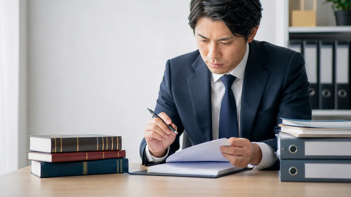 書類を確認するビジネスパーソン
